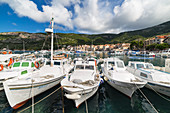 Blick auf Komiza Dorf und seinen Hafen, Komiza, Vis, Vis Insel, Split-Dalmatien Grafschaft, Dalmatien Region, Kroatien, Europa