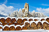 Trunks und alte Kirche in Celerina mit unberührtem Schnee, Engadin, Schweiz, Europa