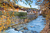Europa, Italien, Südtirol, Bozen, Der Fluss zwischen den Häusern von Sesto, Dolomiten