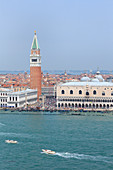 Europa, Italien, Venetien, Venedig, St, Mark Glockenturm und Platz, Dogenpalast und Kuppeln von St. Markus Basilika