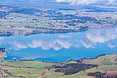 Wolken spiegeln sich im blauen See Tegelberg Füssen Bayern Deutschland Europa