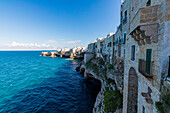 Blaues Meer umrahmt von der Altstadt auf den Felsen gehockt Polignano a Mare Provinz Bari Apulien Italien Europa