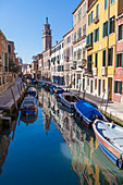 Boote ankern im Kanal umgeben von historischen Gebäuden Venedig Venetien Italien Europa