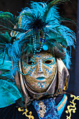 Eine bunte aufwändige Maske des Karnevals von Venedig berühmten Festival weltweit Veneto Italien Europa