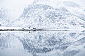 Perfekte Reflexion der Berge und des roten Hauses, der Lofoten, Norwegen