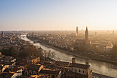 Verona, Venetien, Italien, Panoramablick auf Verona von Piazzale Castel San Pietro