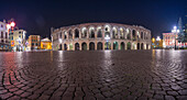 Verona, Veneto, Italien, Die Arena di Verona bei Nacht