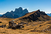 Europa, Italien, Venetien, Belluno, Weitblick von Mondeval mit dem Berg Corvo Alto und Pelmo im Hintergrund, Cadore, Dolomiten