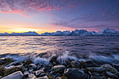 Die Wellen brechen auf dem Steine ??Strand bei Sonnenuntergang, Nordmannvik, Kafjord, Lyngen Alpen, Troms, Norwegen, Lappland, Europa