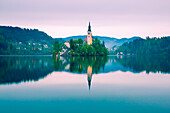 Bled See, Slowenien, Ein magischer und unvorhergesehener Sonnenaufgang über der nebligen Insel