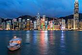 Hong Kong Island von Kowloon in der Dämmerung, China