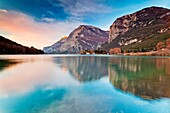 Toblino-See, Trentino-Südtirol, Italien, Der Toblino-See bei Sonnenaufgang mit Toblino-Burg im Zentrum