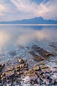 Bucht der Sirenen, Garda, Gardasee, Veneto, Italien, Blick auf den Berg Pizzoccolo in der Dämmerung