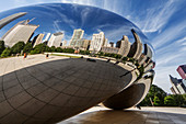 Das Wolkentor ist ein Denkmal, das komplett aus rostfreiem Stahl besteht, das zu einem Spiegel poliert ist, und es reflektieren auf seiner Oberfläche die Wolkenkratzer, die ihn umgeben, Millenium Park, Chicago, Illinois, USA