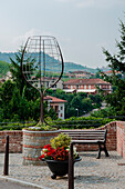 Italien, Piemont, Bezirk Cuneo, Langhe, Barolo, Denkmal geformtes Glas Wein in den Straßen von Barolo