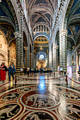 Touristen in der Kathedrale von Siena, Europa, Italien, Toskana, Siena