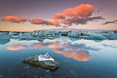 Jokulsarlon, Ost-Island, Island, Nordeuropa, Die ikonischen kleinen Eisberge auf dem schwarzen Sandstrand