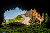 Halbinsel Samaná, Dominikanische Republik, Windende Küstenstraße gesehen von einer Berghöhle