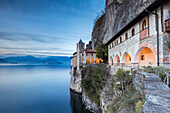 Das alte Kloster von Santa Caterina del Sasso Ballaro, mit Blick auf den Lago Maggiore, Leggiuno, Provinz Varese, Lombardei, Italien