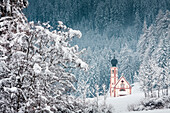 Ein suggestives Winterbild der Kirche St. Johannes in Ranui, Villnössertal, Provinz Bozen, Südtirol, Trentino Alto Adge, Italien, Europa