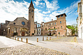 Ein Blick auf St. Nicolò Platz, ein schöner kleiner Platz im Zentrum von Padua mit der St., Nicolò Kirche im Hintergrund, Provinz Padua, Veneto, Italien, Europa