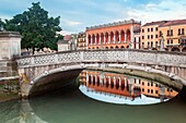 Prato della Valle, eines der Symbole von Padua ist ein großer elliptischer Platz, der durch eine grüne Insel im Zentrum, genannt Memmia Island, umgeben von einem Kanal, Prato della Valle, die Loggia Amulea, Padua