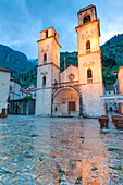 Der Platz vor der Kirche und die schöne Außenfassade der Kathedrale von St., Tryphon in der Dämmerung, Kotor, Montenegro