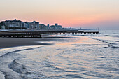 Europa, Italien, Venetien, Venezia, Ein Blick auf Jesolo Strand wenige Minuten vor dem Sonnenaufgang