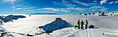 Ski Bergsteiger mit Meer von Wolken, Trécare peack, Valtournenche, Aostatal, Italien