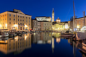 Europa, Slowenien, Istrien, Piran, Nachtansicht des malerischen Hafens von Piran
