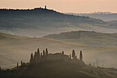 Europa, Italien, Belvedere Bauernhaus in der Morgendämmerung, Provinz Siena, Toskana