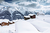 Schneebedeckte Berghütten Rahmen der hohen Gipfel Bettmeralp Bezirk Raron Kanton Wallis Schweiz Europa