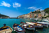 Boote im blauen Meer Rahmen der typischen farbigen Häuser von Portovenere La Spezia Provinz Ligurien Italien Europa
