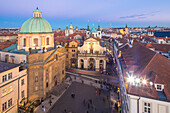 Winter Dämmerung Lichter auf der historischen Altstadt Prag Tschechische Republik Europa