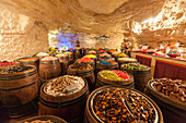 Das Innere des Geschäftes der lokalen Nahrung und der Gewürze errichtet in einer Felsenhöhle Bonifacio Korsika Frankreich Europa
