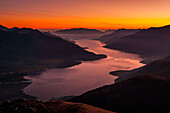 Sonnenuntergang über Como See von Monte Berlinghera, Lombardei, Italien