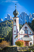 Val di Funes, Trentino Alto Adige, Italien, San Giovanni Ranui Kirche und Odle Berge