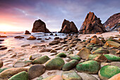 Atemberaubender Sonnenuntergang über Strand Ursa, Sintra, Portugal