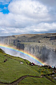 Dettifoss Wasserfall mit Regenbogen in Island