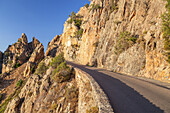 Kurvige Bergstraße durch die Calanche von Porto nach Piana, Westkorsika, Korsika, Südfrankreich, Frankreich, Südeuropa, Europa