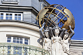 Figurengruppe mit Globus am Palais des Beaux Arts, Weißgerberviertel, Wien, Ostösterreich, Österreich, Europa