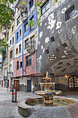 Brunnen am Hundertwasserhaus von Friedensreich Hundertwasser und Josef Krawina in Wien, Ostösterreich, Österreich, Europa