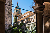 Blick aus dem Museum auf den Turm der Kartause von Valldemossa ein ehemaliges Kloster, Valldemossa, Mallorca, Spanien