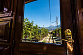 Blick aus dem historischen Zug zwischen Sóller und Palma im Tramuntanagebirge, Sóller, Mallorca, Spanien