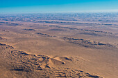 Luftaufnahme von Sanddünen in der Namib-Wüste, Namibia, Afrika