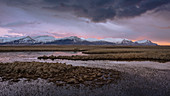 Sonnenaufgang über schneebedeckten Bergen und Seen in Ost-Island, Polarregionen