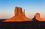 Monument Valley bei Sonnenuntergang, Navajo Tribal Park, Arizona, Vereinigte Staaten von Amerika, Nordamerika