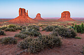 Monument Valley in der Dämmerung, Navajo Tribal Park, Arizona, Vereinigte Staaten von Amerika, Nordamerika