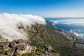 Tafelberg bedeckt in einem Tischtuch der orographischen Wolken, Camps Bucht unten bedeckt in der niedrigen Wolke, Kapstadt, Südafrika, Afrika