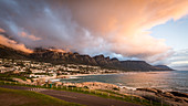 Sonnenuntergang und Wolken über Camps Bay, Tafelberg und die Zwölf Apostel, Kapstadt, Südafrika, Afrika